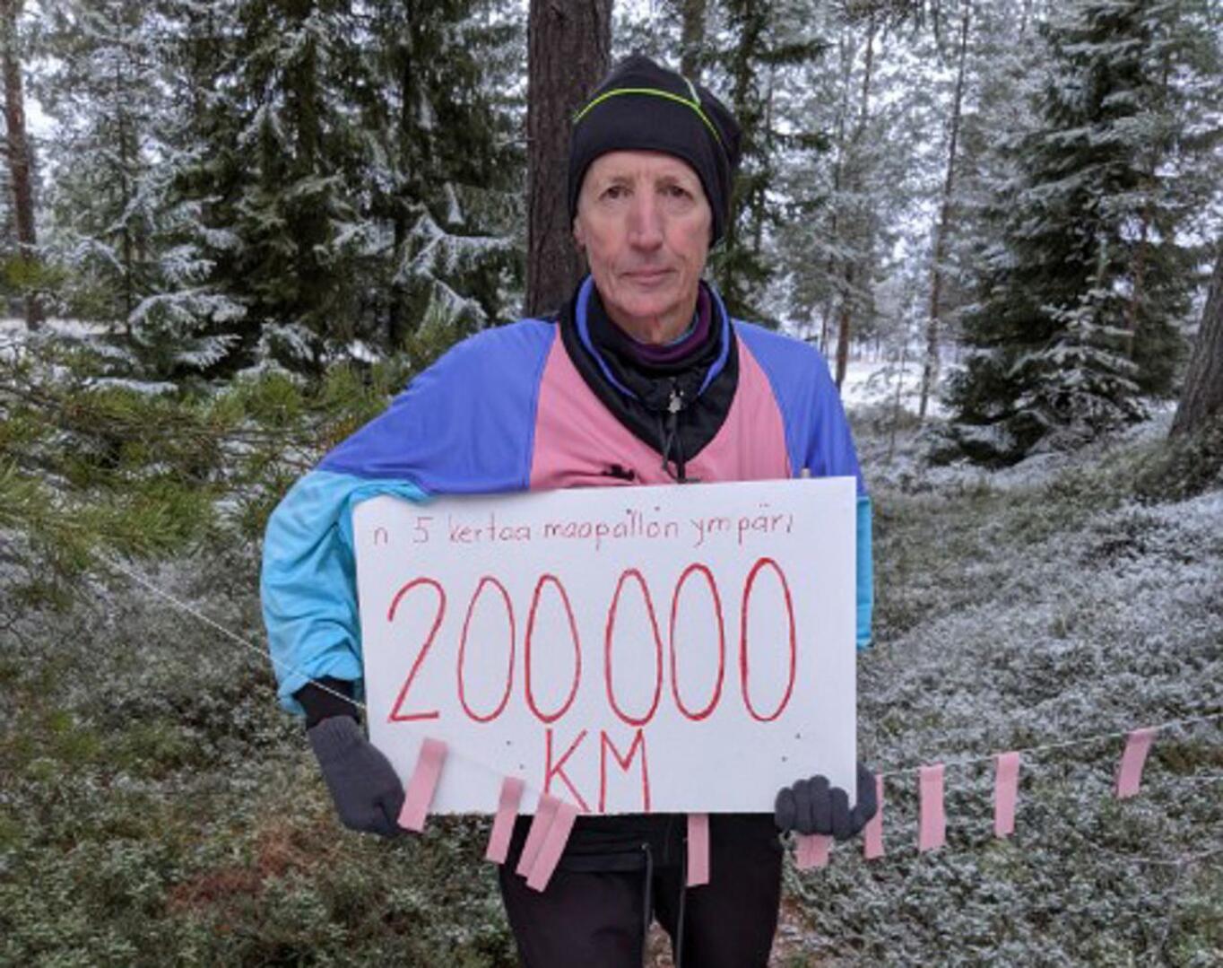 200 000 kilometrin täyttymiseen Heikki Pietilän piti juosta vain kahdeksan kilometrin lenkki. – Ikään ennen en ole niin lyhyttä matkaa juossut, hän naureskeli maaliin päästessään.