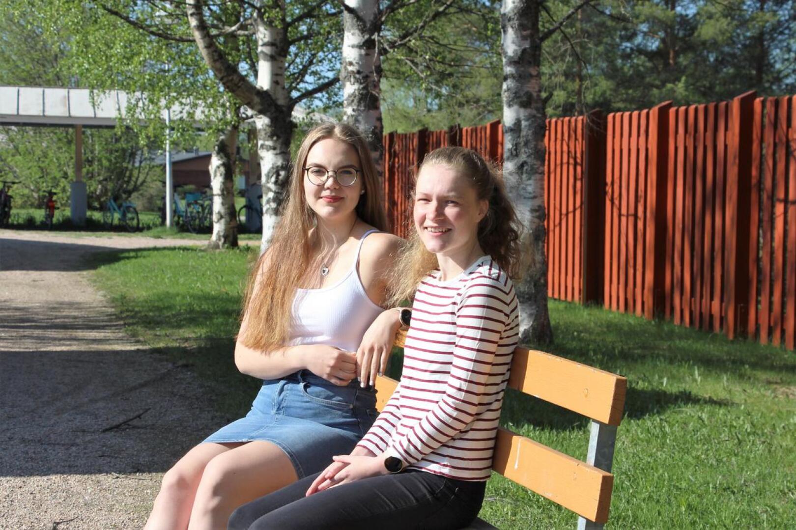 Emma Hannula ja Sara Vähätiitto saavat jättää lukioelämän taaksensa.