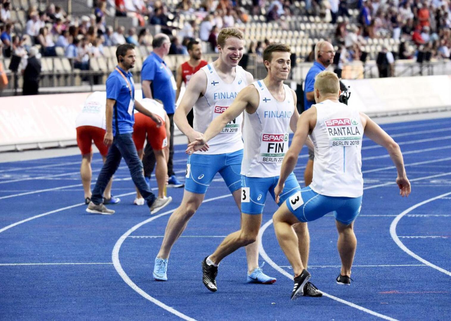 Suomi juoksee 4x100 metrin EM-finaalissa.