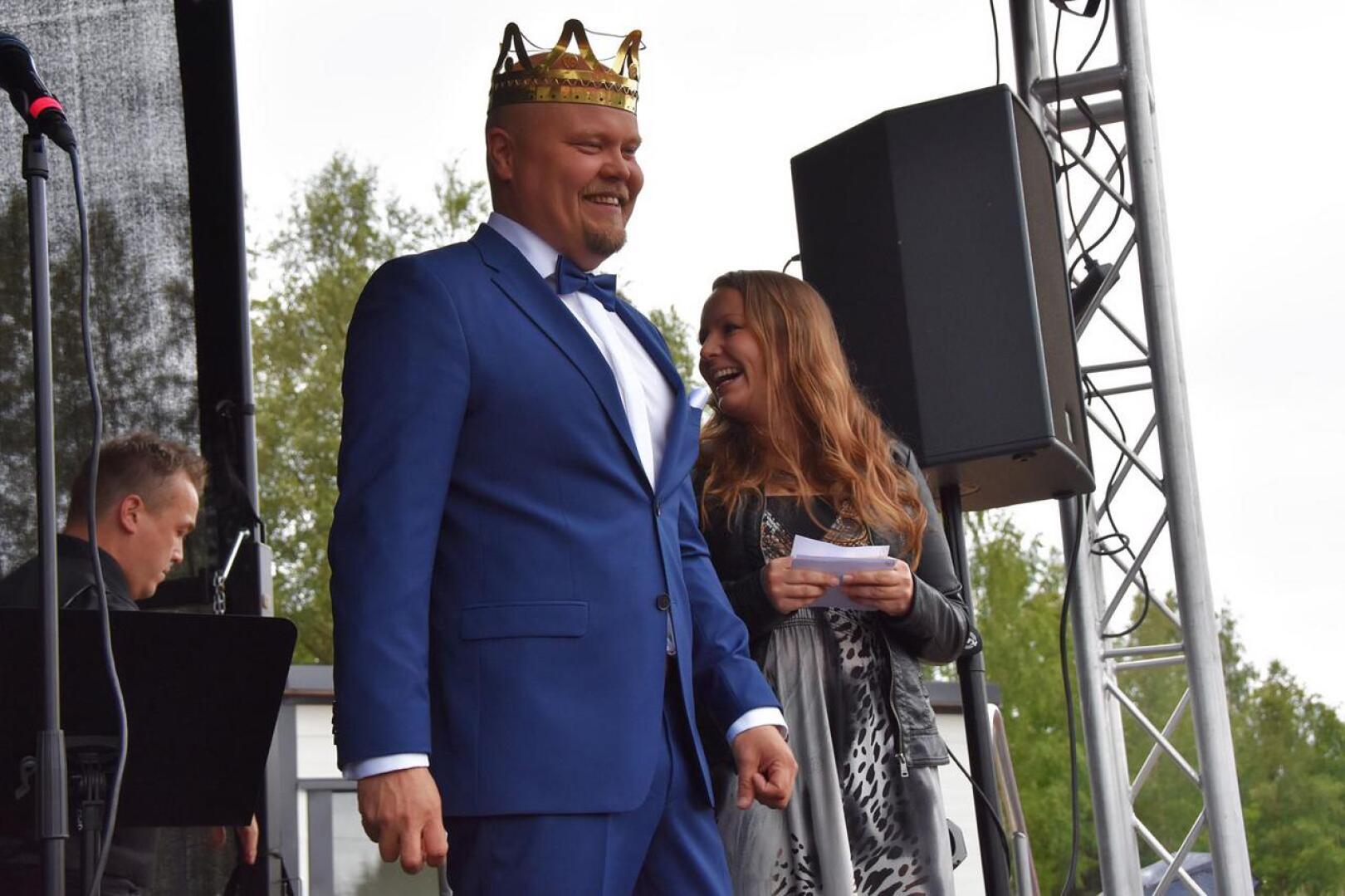 Tangokuningas Johannes Vatjus esiintyi kotipitäjän yleisölle maanantaina Tyttö ja Toivevävyt -yhtyeen kanssa. Tiistain keikalla Pyhäsalmessa mukana on myös tangokuningatar Pirita Niemenmaa.