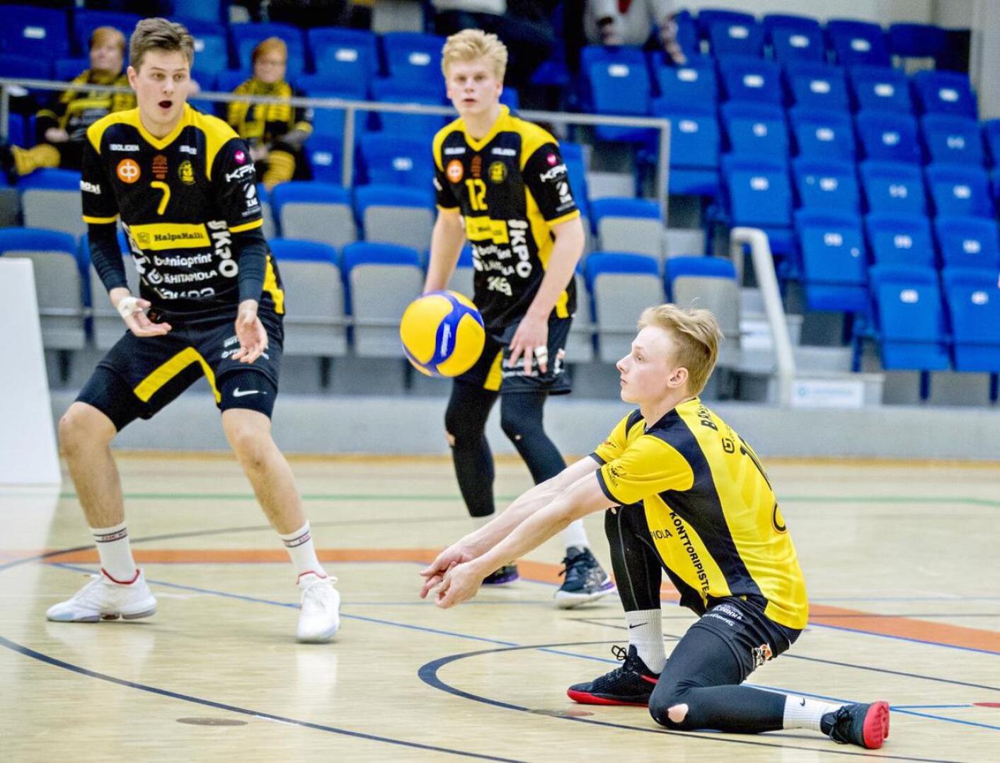 Niklas Breilin pelasi jälleen hyvän pelin Ettaa vastaan. Jere Mäkinen ja Oskari Keskinen taustalla.
