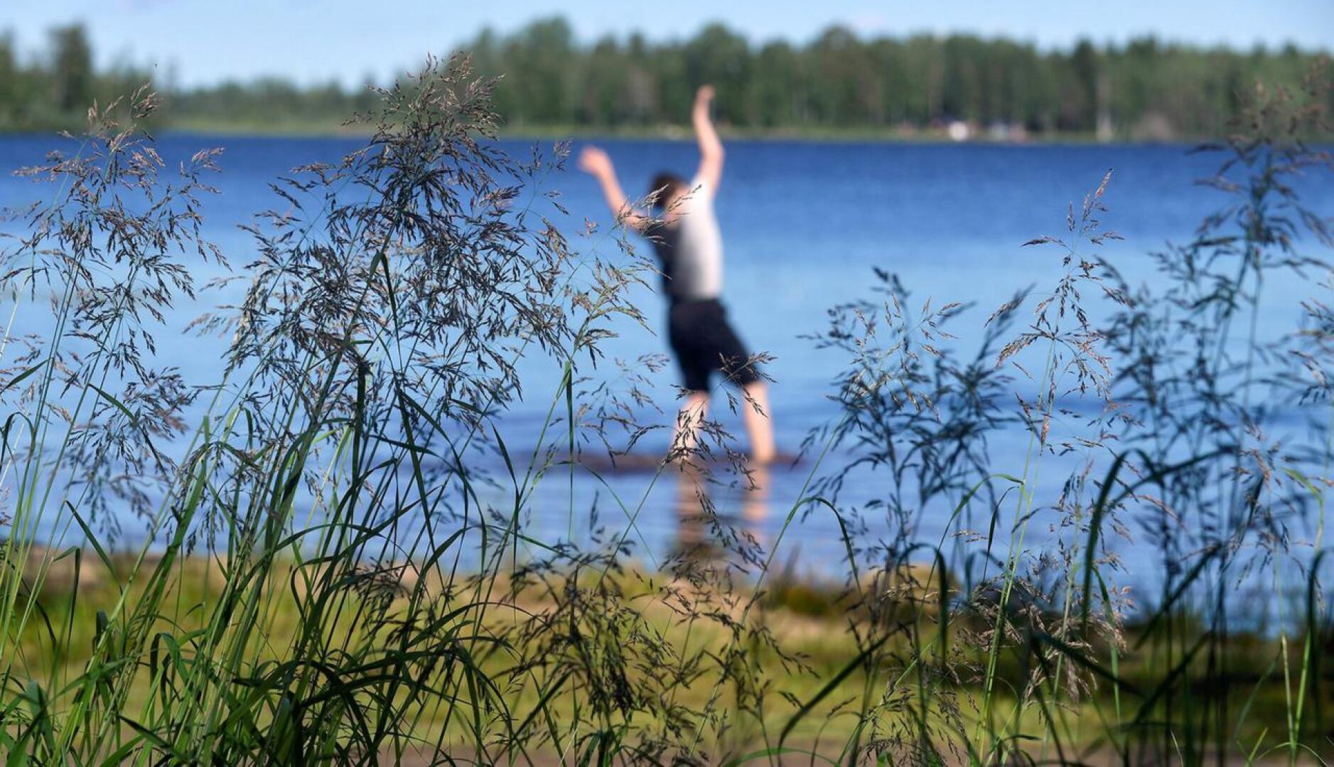 Kati Raatikainen kokee tanssiteoksessaan Ullavan järvimaisemaa.