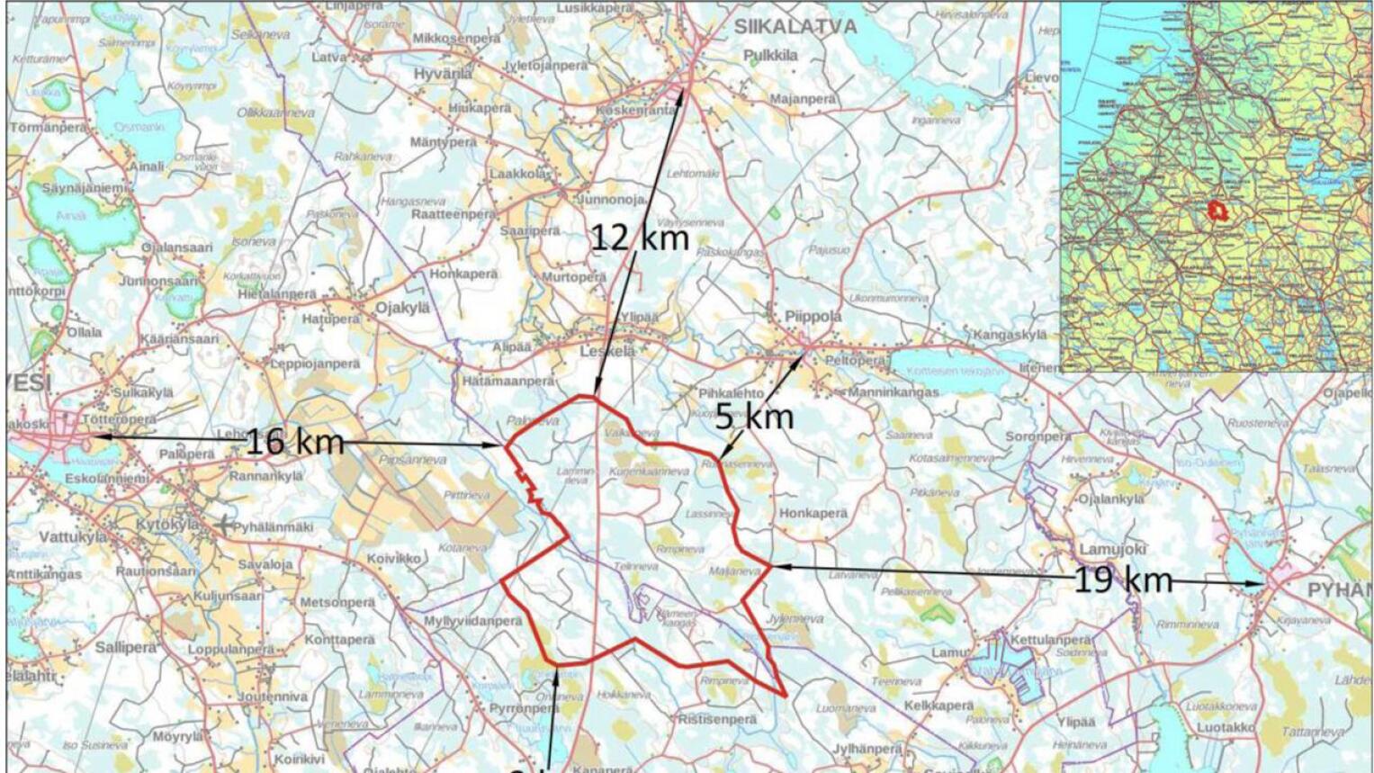 Hankealue sijoittuu Siikalatvan Piippolan taajama-alueesta noin 5 – 6 kilometriä ja Pulkkilan taajama-alueesta noin 12 – 14 kilometriä etelään, ja Kärsämäen keskustasta noin 9 – 10 kilometriä pohjoiseen. Hankealue rajoittuu osittain Haapaveden kaupungin rajaan. Etäisyyttä hankealueen länsipuolella sijaitsevaan Haapaveden keskustaan on lähimmillään noin 16 kilometriä ja itäpuolella sijaitsevaan Pyhännän keskustaan noin 19 kilometriä.