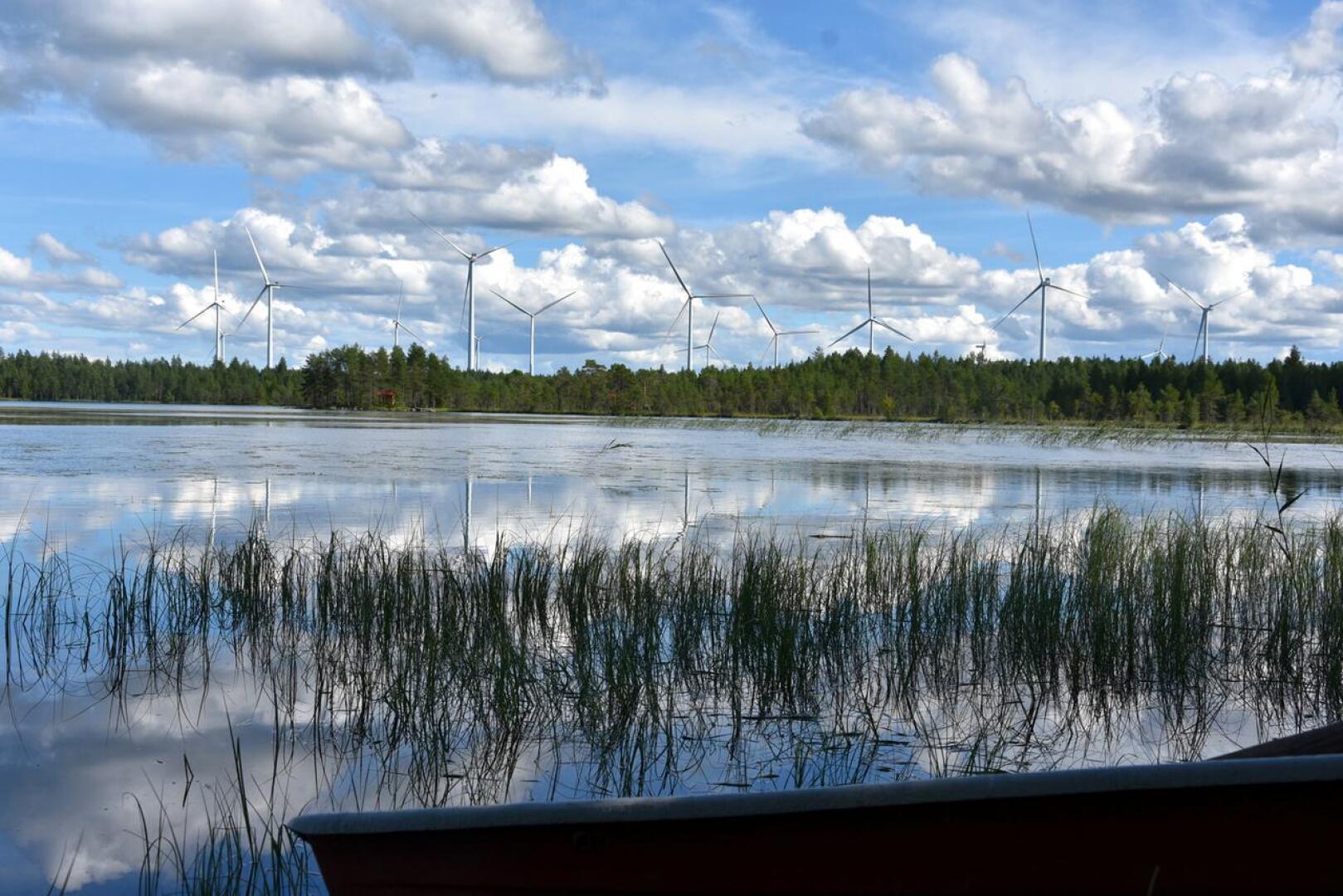 Mutkalammin tuulipuisto sijaitsee Kannuksessa ja Kalajoella. Kuva Hietajärveltä elokuussa 2022.