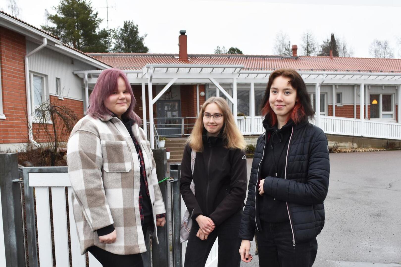 Kati Karjalainen, Pinja Halmetoja ja Meiju Siltala järjestivät työharjoittelujaksollaan viriketoimintaa Kartanonväkikodin vanhuksille.