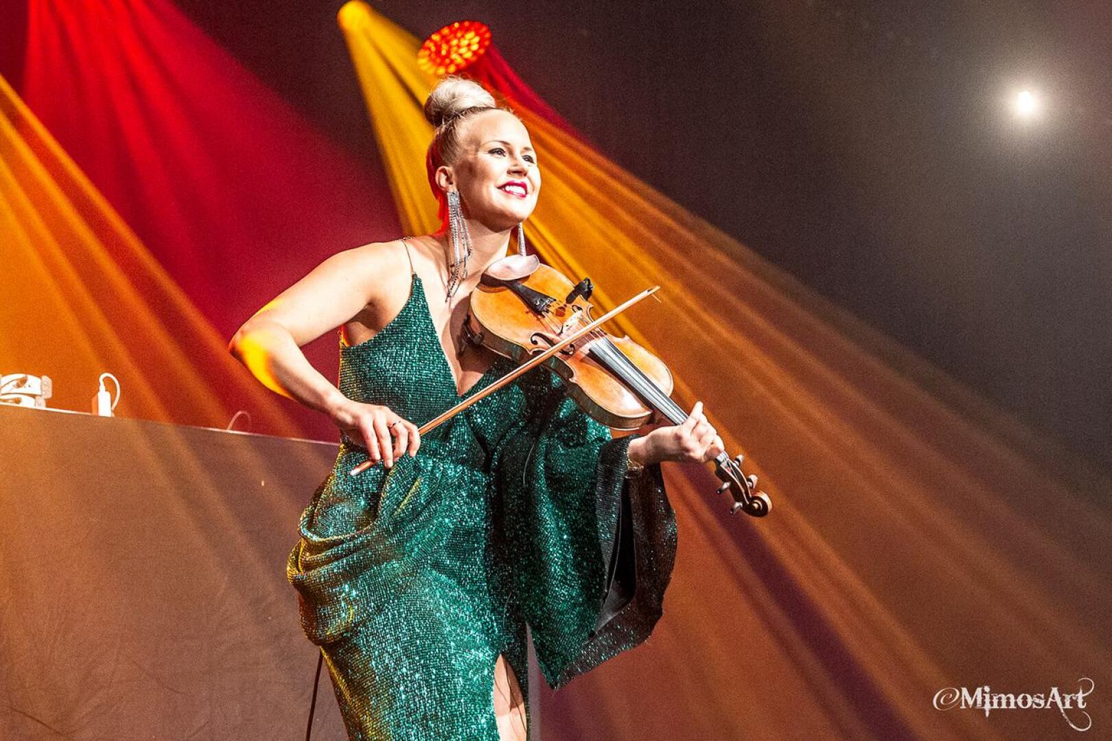 Elisa Järvelän keikkaa voi katsoa lauantai-iltana omalta kotisohvalta käsin, kun veteliläislähtöinen viulisti nousee lavalle Tullipakkahuoneella. 