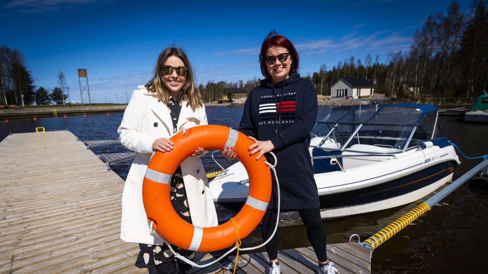 Anna Linnanmaa ja Niina Palosaari iloitsevat Vesille till Havs -messujen saamasta vastaanotosta. He odottavat Kokkolan Meripuistoon viikonloppuna 10 000 kävijää.