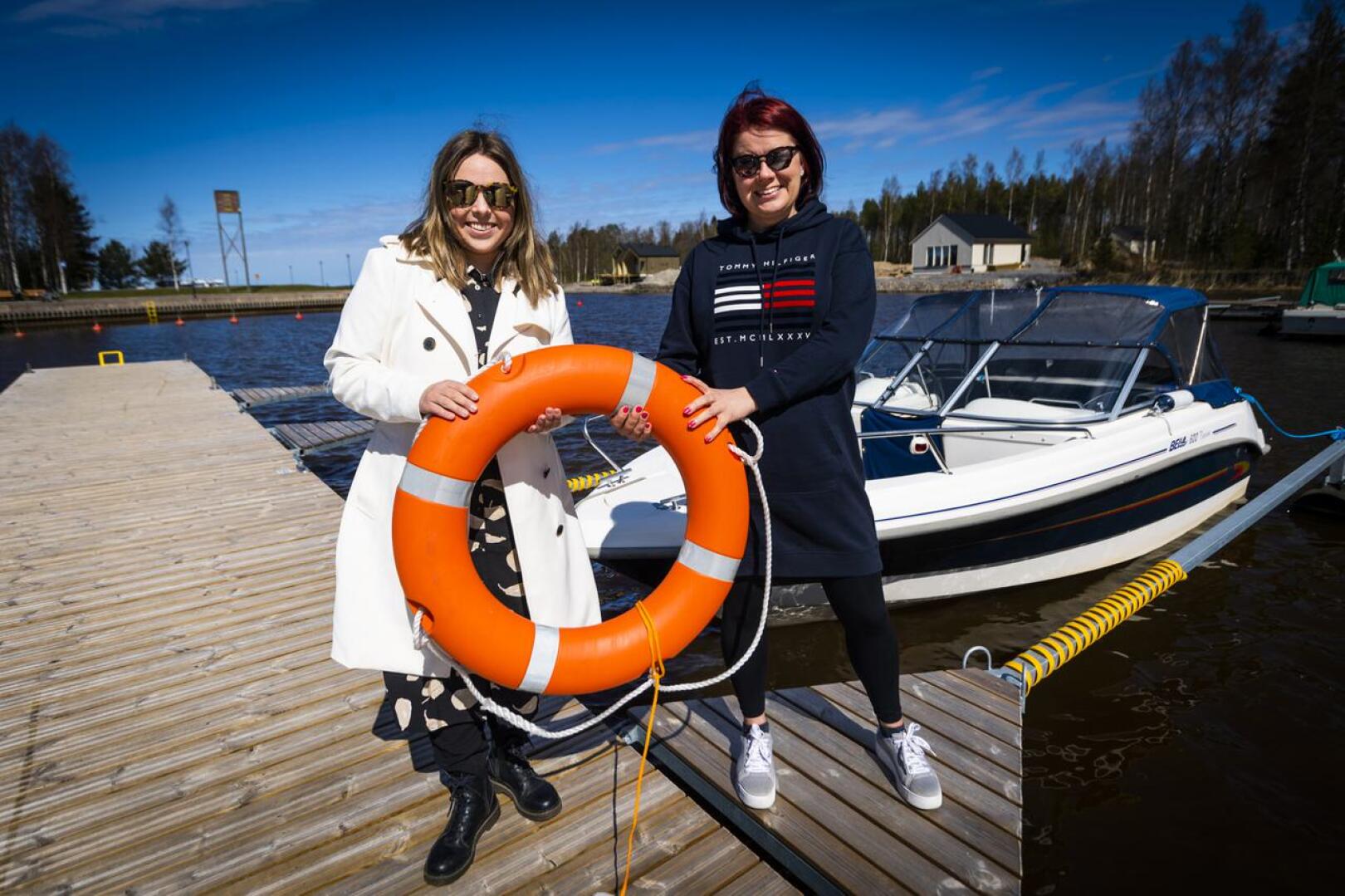 Anna Linnanmaa ja Niina Palosaari iloitsevat Vesille till Havs -messujen saamasta vastaanotosta. He odottavat Kokkolan Meripuistoon viikonloppuna 10 000 kävijää.
