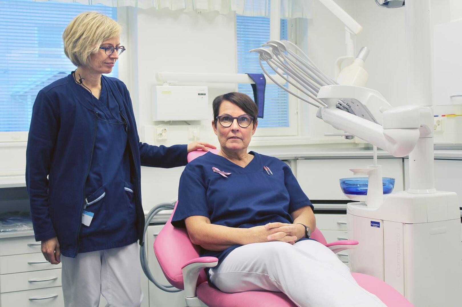 Hammaslääkärien vastaanottotiloissa potilastuolit hehkuvat pastelliväreissä. Niistä iloitsevat myös  suuhygienisti Taina Rantanen ja osastonhoitaja Helena Kamunen.