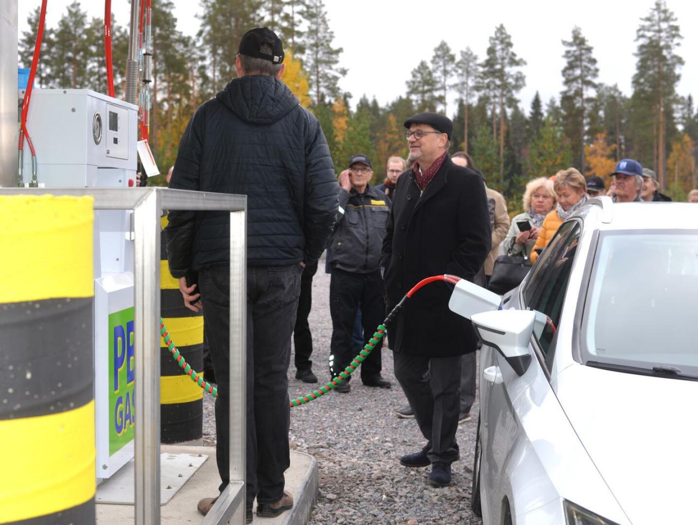 Juha Sipilä avasi Pyhäjärven kaasutankkausaseman olemalla sen ensimmäinen virallinen tankkaaja. 