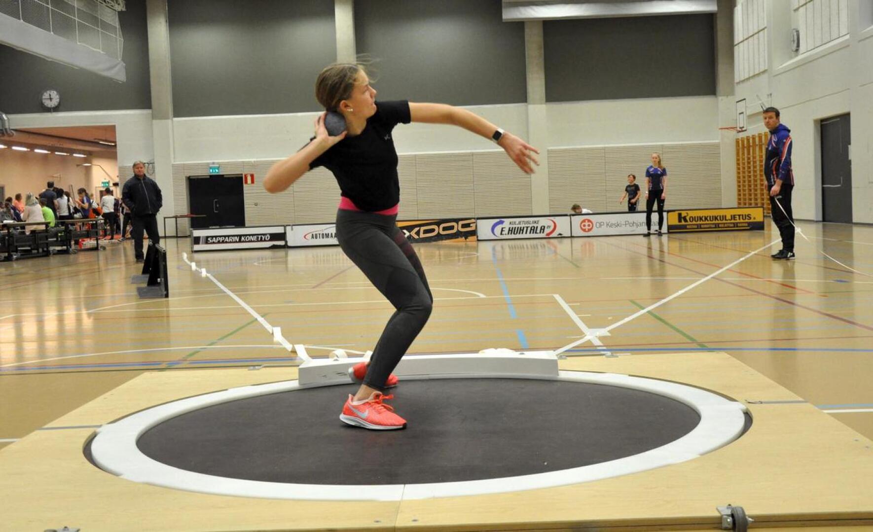 Saana Koskimäki voitti 15-vuotiaiden tyttöjen kuulantyönnön Lohtajalla järjestetyissä hallikilpailuissa. 