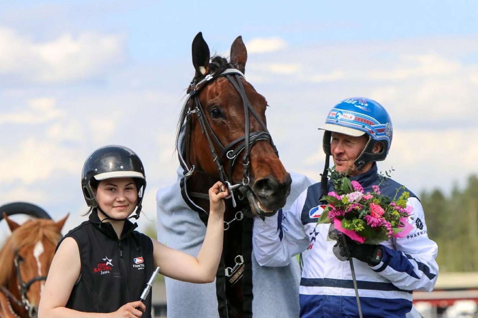 Pekka Korven ohjastama Magical Princess ravasi Kuopio Stakesin kilpailuennätykseksi 11,1a. Kuvassa mukana hevosenhoitaja Jenina Hamari.