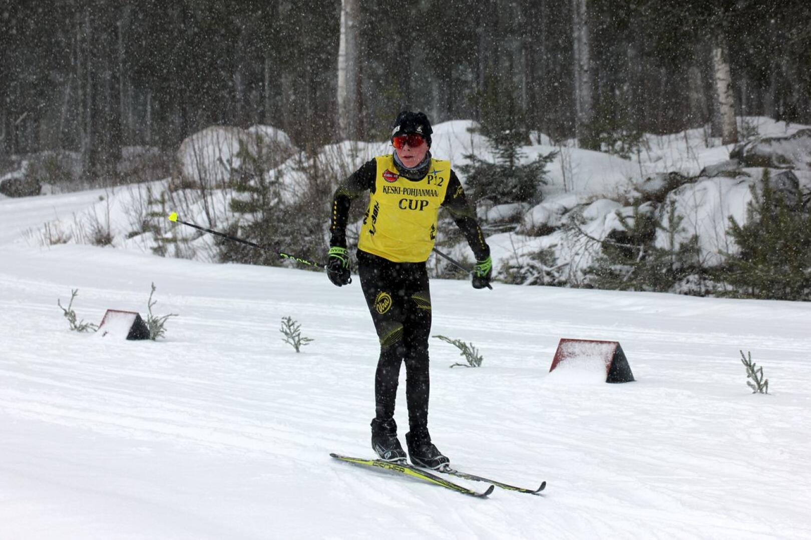 Mestaruus. Kannuksen Uran Oliver Lastikka varmisti viikonloppuna hiihdon Keski-Pohjanmaa Cupin voiton P12-sarjassa. Kuva Himangan kisasta.