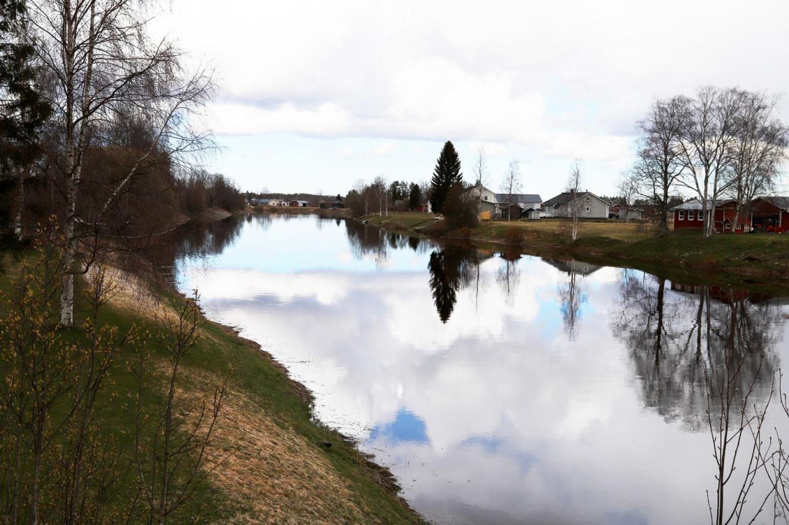 Kalajoki virtaa keskellä Niemelänkylää.