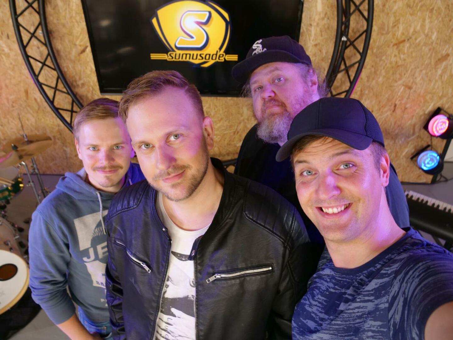 Sumusade-yhtyeessä musisoivat Jonne Mäkipelto (vas.), Johannes Ahlvik, Egon Veevo (takana) ja Ville Mäkipelto. Kuvasta puuttuvat Kalle Mäkipelto, Janne Lautamäki ja Mika Tervaskangas.