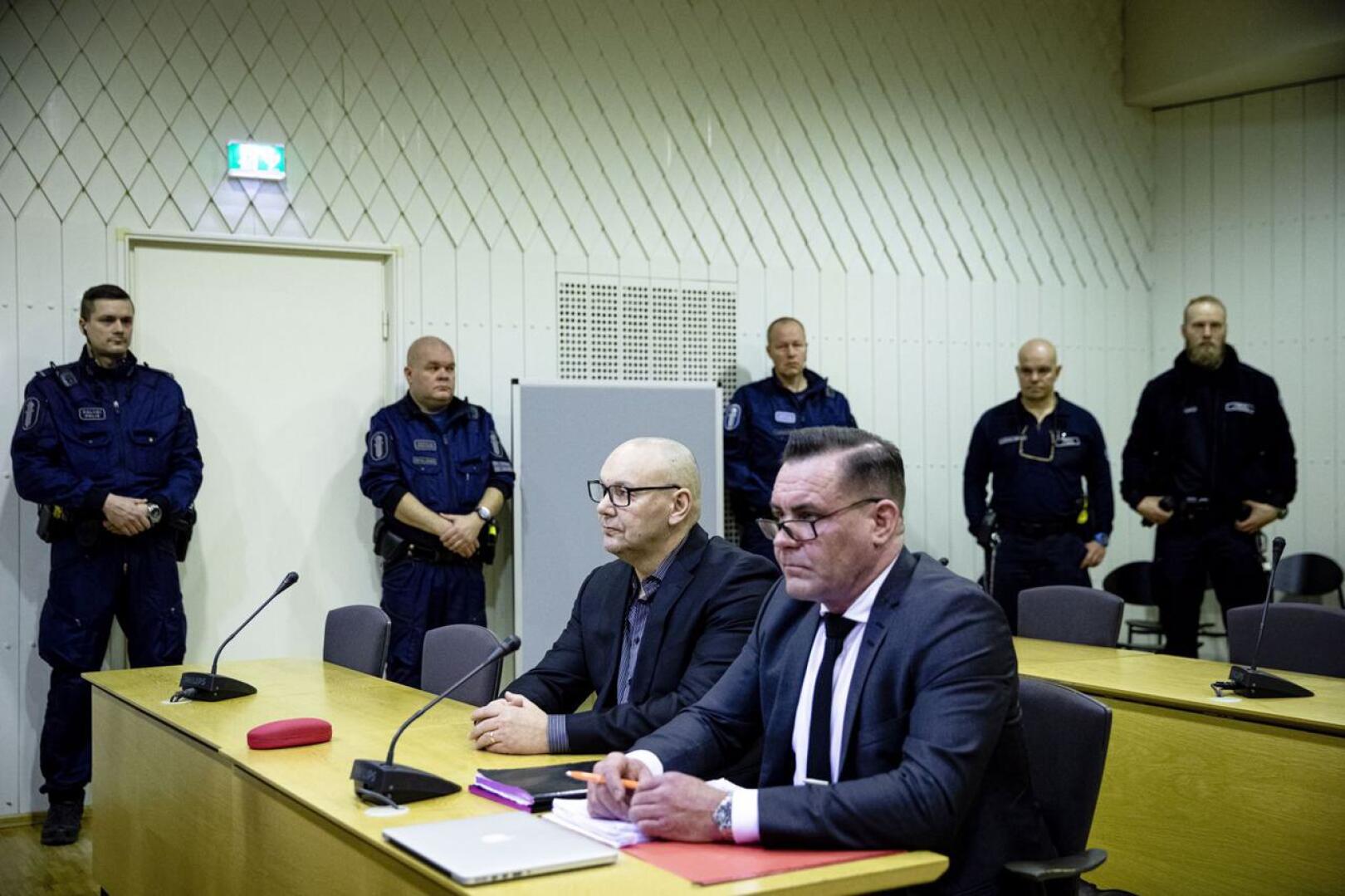 Rikollisjärjestö United Brotherhoodin lakkautusasian käsittely oikeudessa alkoi jo viime tammikuussa valmisteluistunnolla. Kuvassa jengin johtaja Tero Holopainen (vas.) ja hänen avustajansa Ilkka Ukkonen.