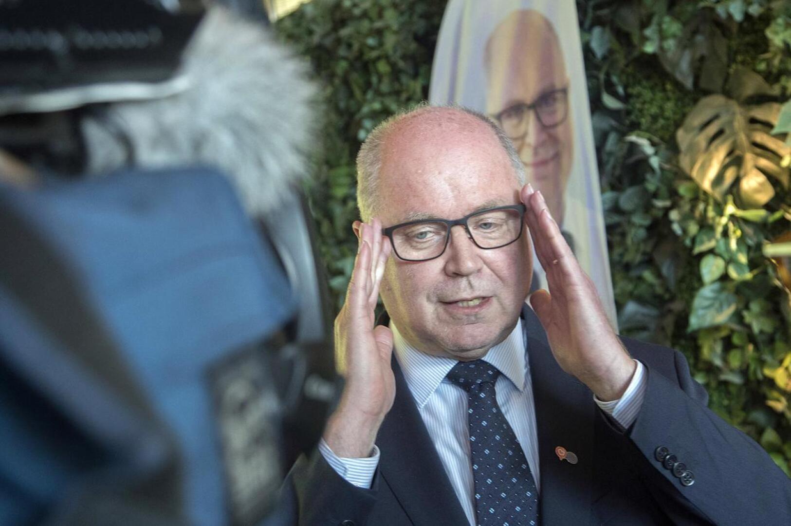 Eero Heinäluoma on ehdokkaana EU-vaaleissa. Hänen kampanjatuotteisiinsa kuuluvaa rypsiöljyä kaupiteltiin eduskunnan pikkuparlamentissa.
