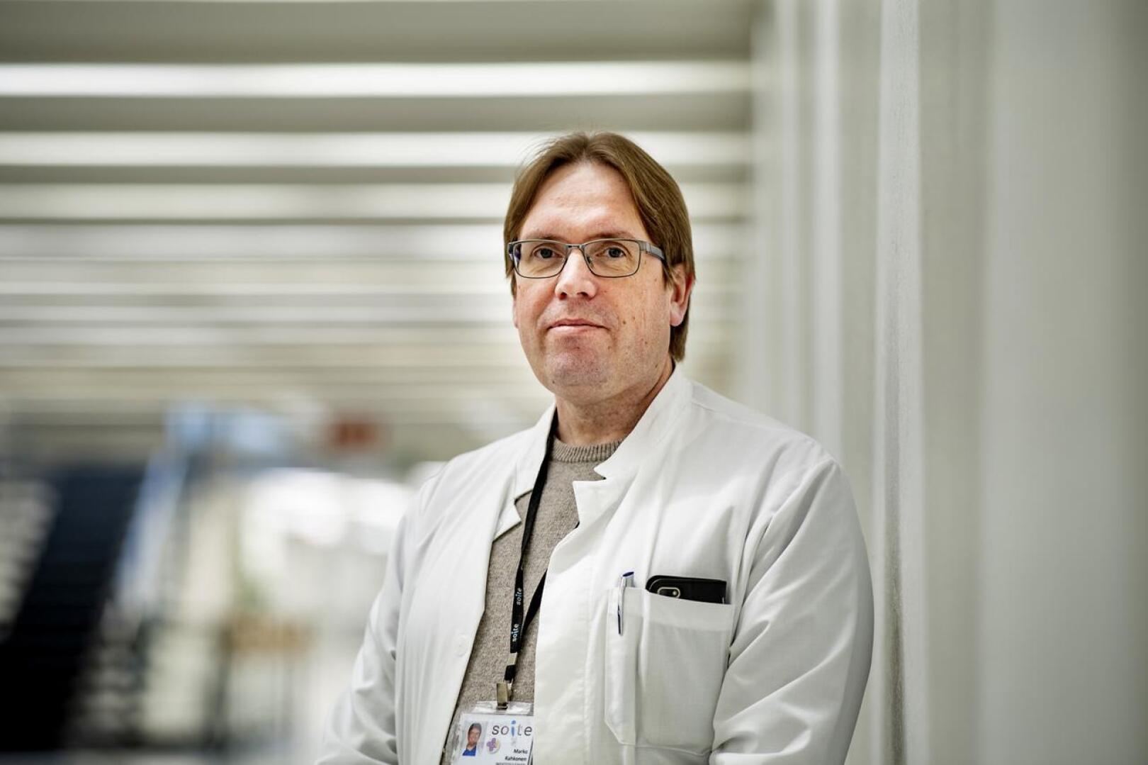 Soiten infektioylilääkäri Marko Rahkonen arvioi koronaepidemian jatkuvan vielä useita kuukausia.
