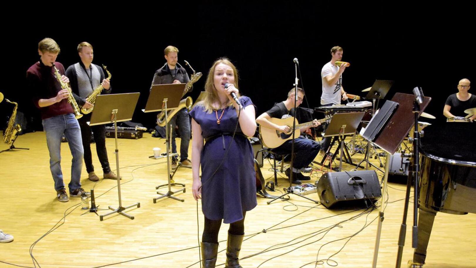 Heidi Takaneva on yksi keskiviikon juhlakonsertin solisteista. Hän esittää itse säveltämänsä kappaleet.