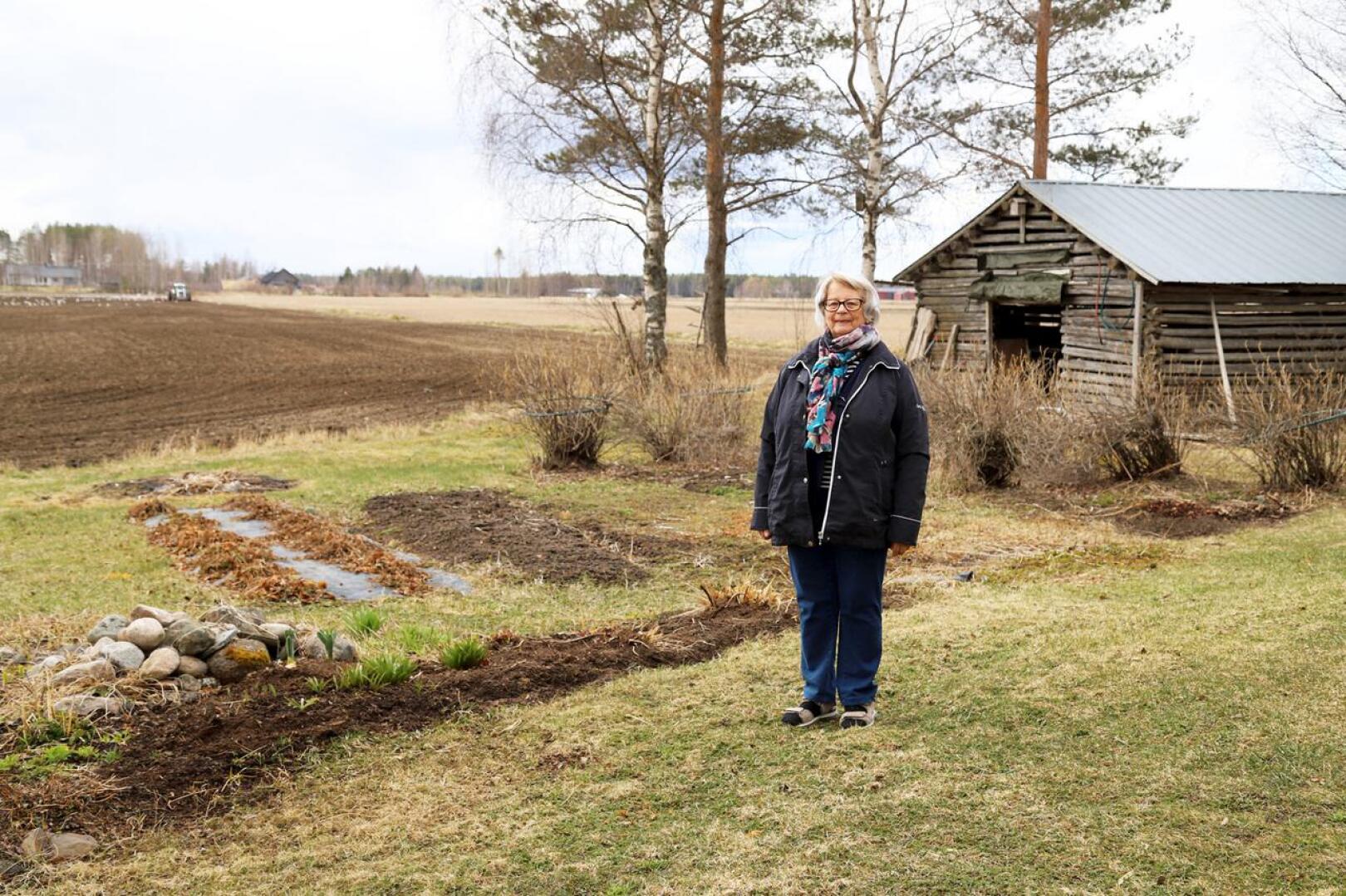 Maija Häivälä viihtyy Niemelänkylän peltojen keskellä ja iloitsee siitä, että kylälle muuttaa nuoria perheitä.