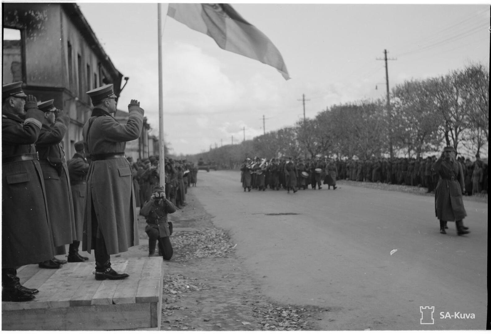 Kenraali Erik Heinrich ottaa vastaan ohimarssin Äänislinnan valtauksen jälkeen 7.  lokakuuta 1941.