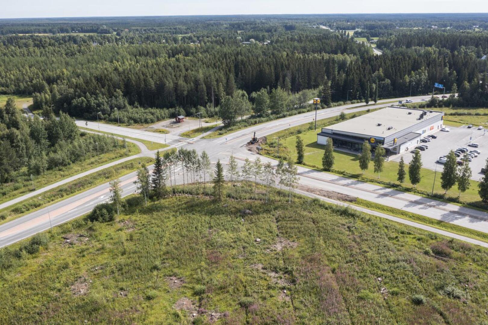 Tähän se tulisi. Piispanmäen monitoimitalo on suunniteltu rakennettavaksi Pohjoisväylän ja Ouluntien väliselle kolmiotontille vastapäätä Intiaanikylän Lidliä.