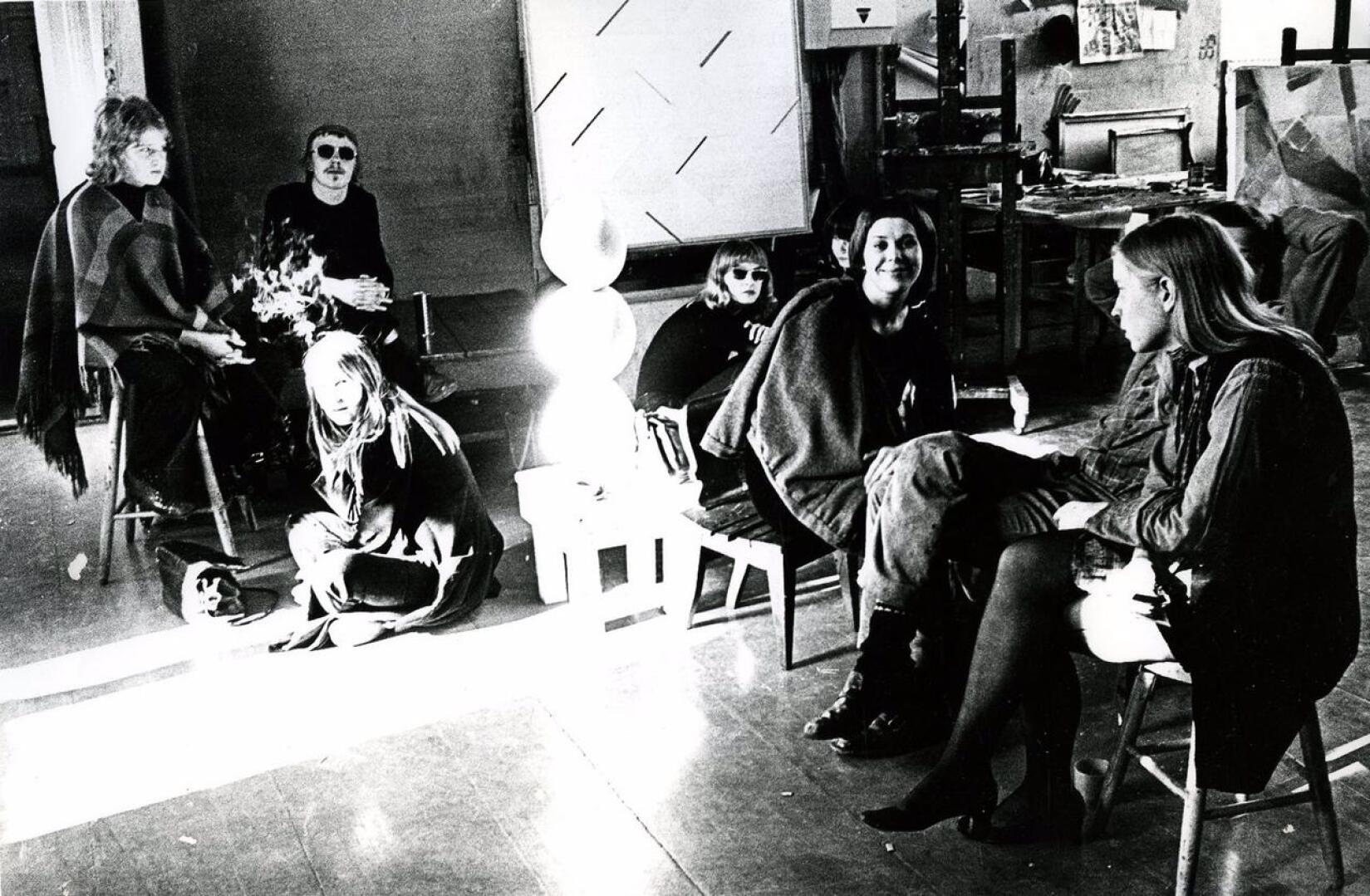 Kuvataideakatemian opiskelijoita Ateneumissa 1971.