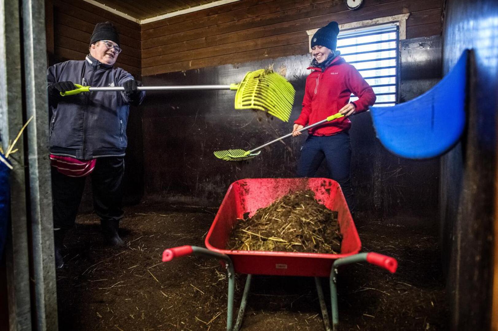Jaana Hihnala näyttää ohjaaja Hilda Nopaselle mallia siitä, miten karsinat siivotaan.