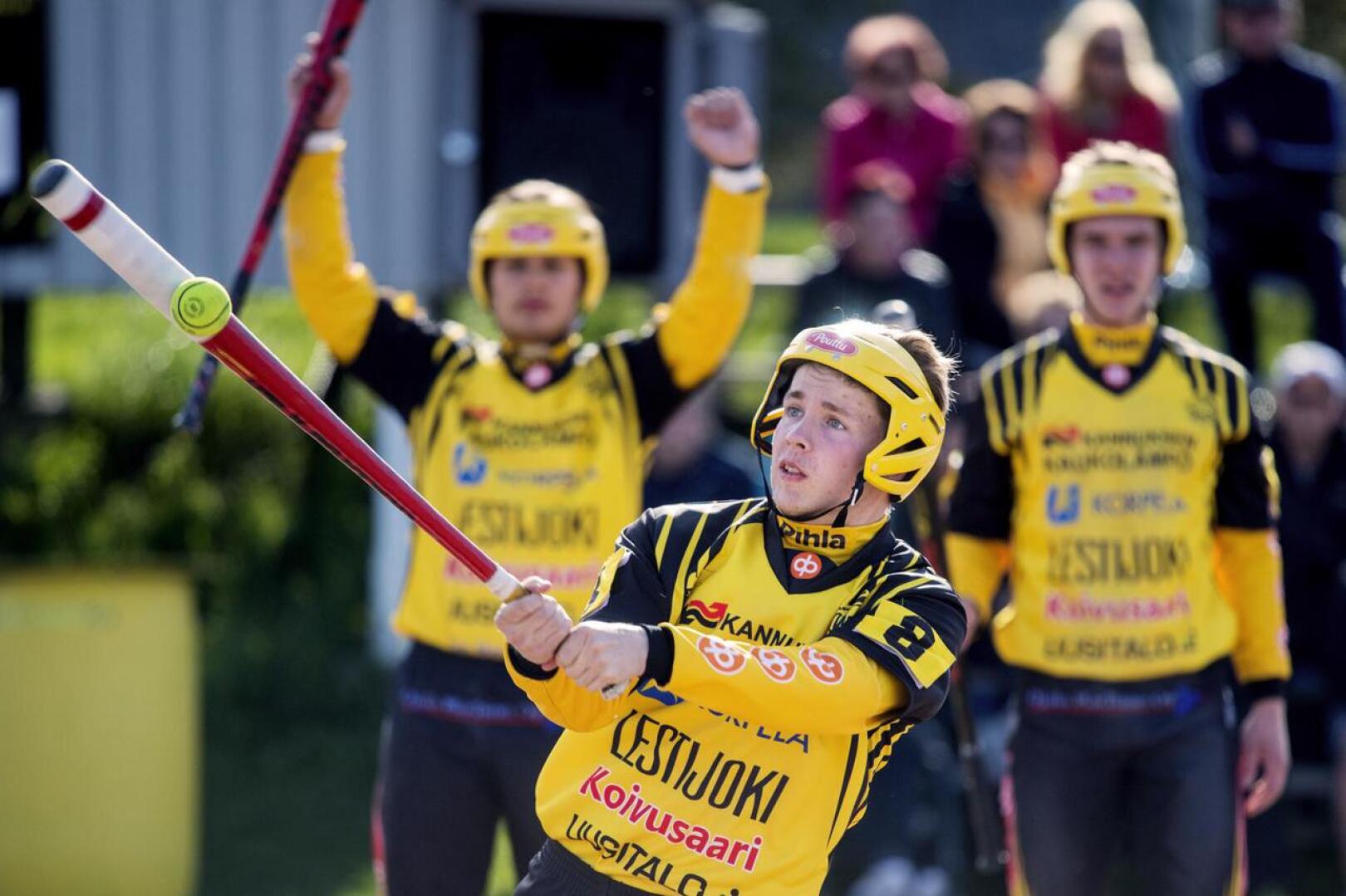 Kannuksen Niko Märsylä oli yksi kentällä viilettäneistä kolmesta Märsylän veljeksestä. Perheen muut edustajat viivojen välissä olivat joukkuetoveri Miro ja vastapuolella pelannut Misa.