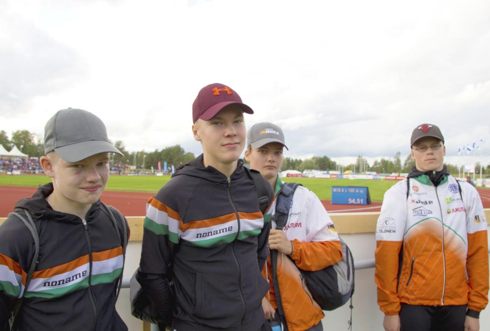 Tomi Simonen, Eetu Jokela, Taneli Hietala ja Samuli Takkunen ottivat SM-pronssia 100 metrin aitojen viestissä 17-vuotiaiden sarjassa. Arkistokuva.