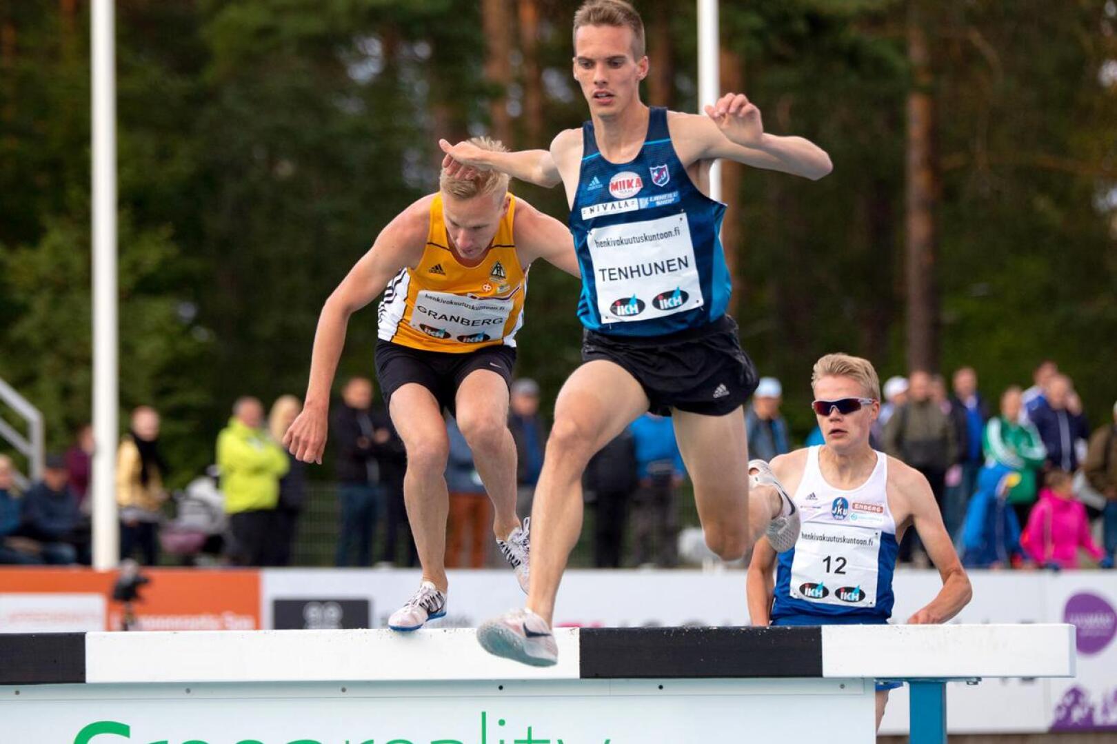 Miika Tenhusen päämatka on 3000 metrin esteet, tässä Kalevan kisoissa, jossa hän juoksi hopealle.