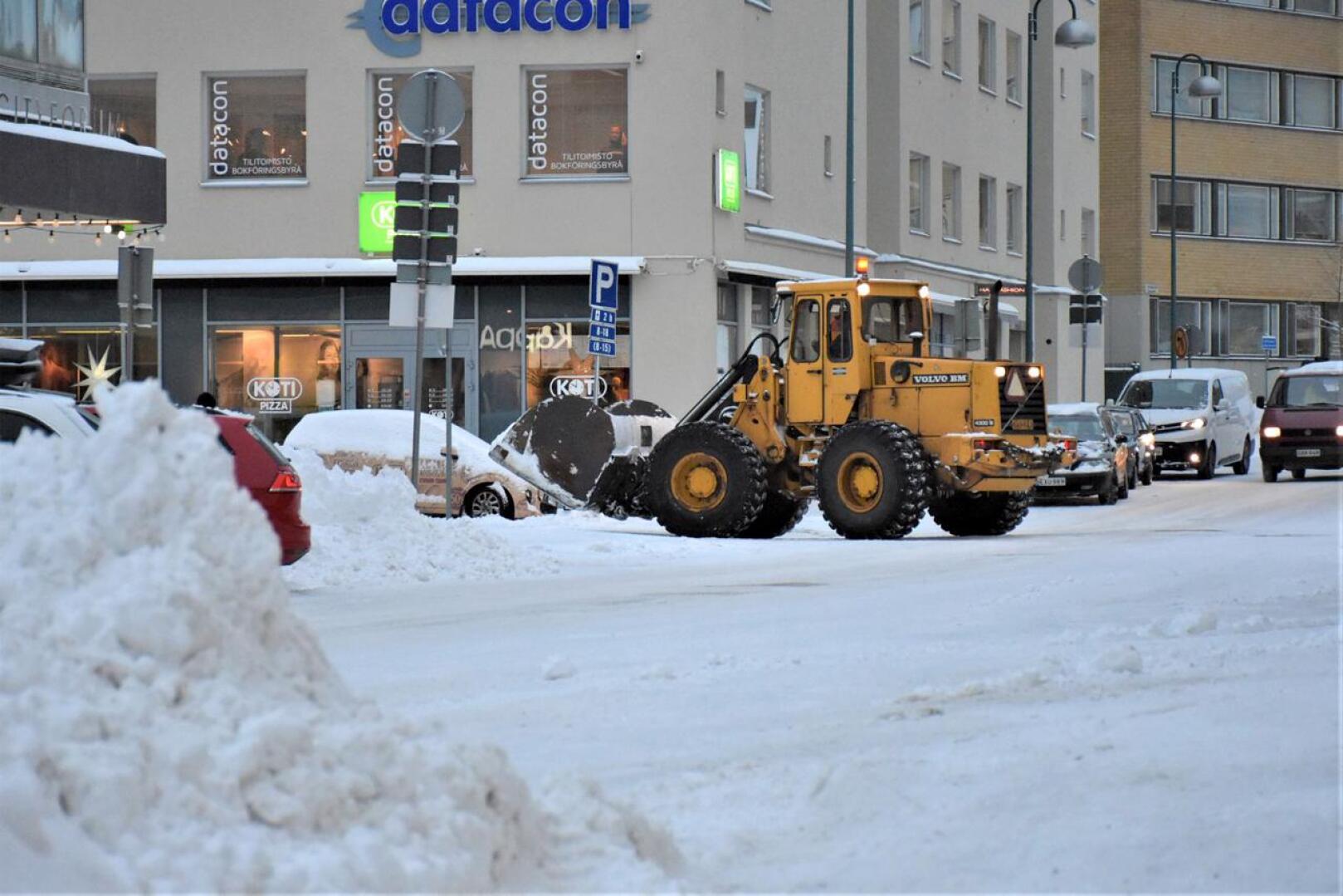 Viime talvena aurausbudjetti paukkui Pietarsaaressa. Nyt yhdeksi talouslääkkeistä on otettu harras toive puolta kevyemmästä lumentulosta.