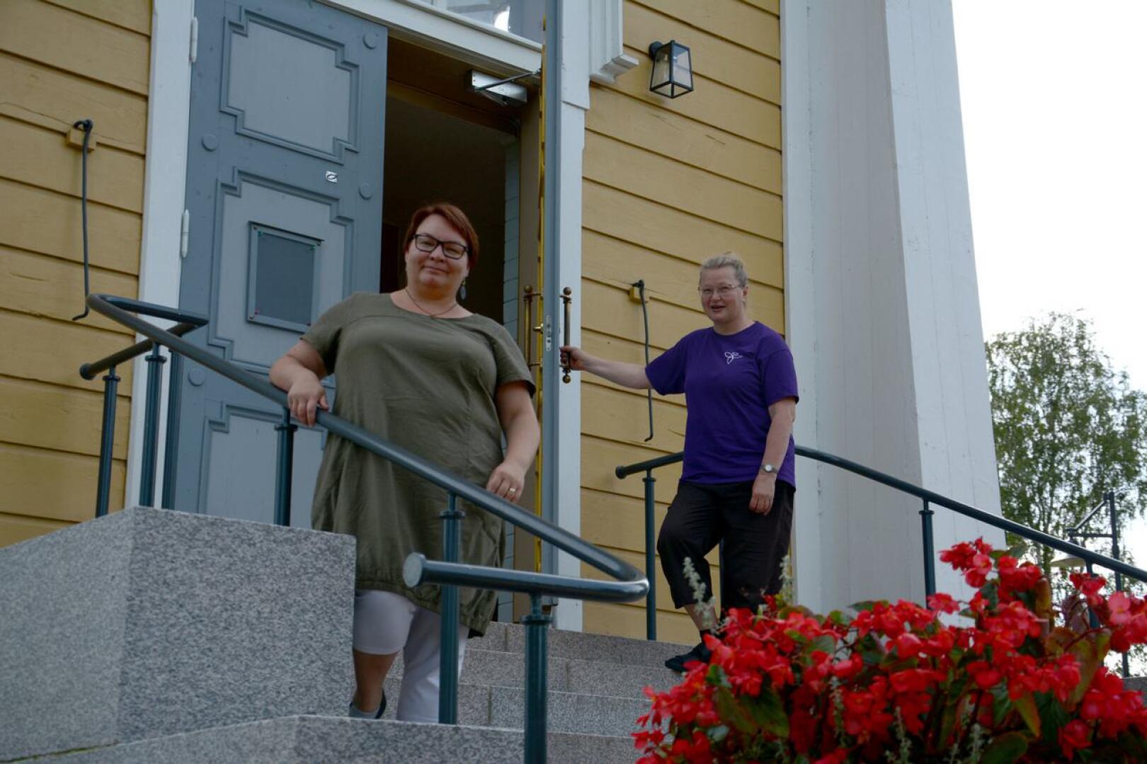 Kirkkoherra Sanna Jukkola ja seurakunnan taloussihteeri Irja Visuri toivottavat kuntalaiset ilolla mukaan vaalihuumaan