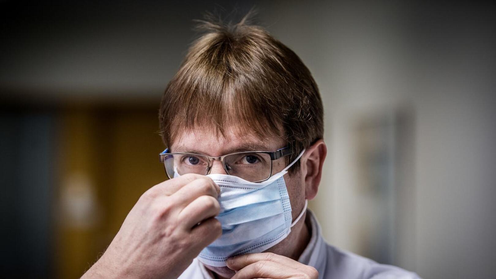 Infektioylilääkäri Marko Rahkosen mukaan kangasmaskeista kannattaa nyt luopua ja ottaa käyttöön kertakäyttöiset maskit.