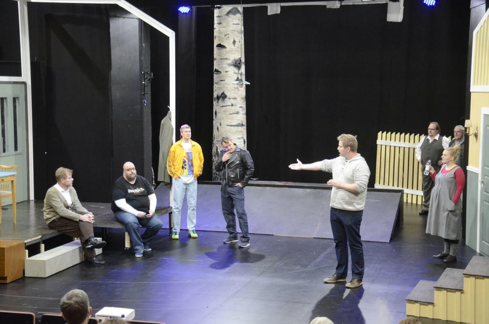 Teatterikuraattori Esko Tynkkynen tekee teatterin maailmaa tutuksi  vetämällä mm. yleisölle avoimia harjoituksia.