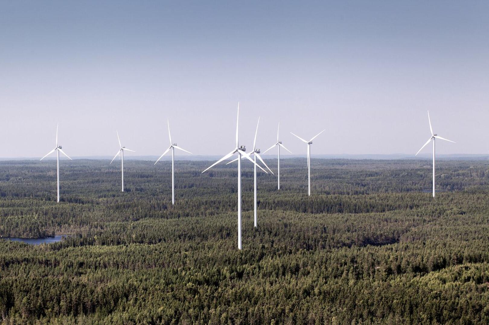 Haapavedelle valmistellaan tuulivoimarakentamista sadoilla miljoonilla euroilla. Millaisia yhtiöitä on suunnitelmien takana? Kuvassa Vestaksen tuulivoimaloita Ruotsissa. Hankilannevalle rakennettavat 8 voimalaa tulevat olemaan samantapaisia.