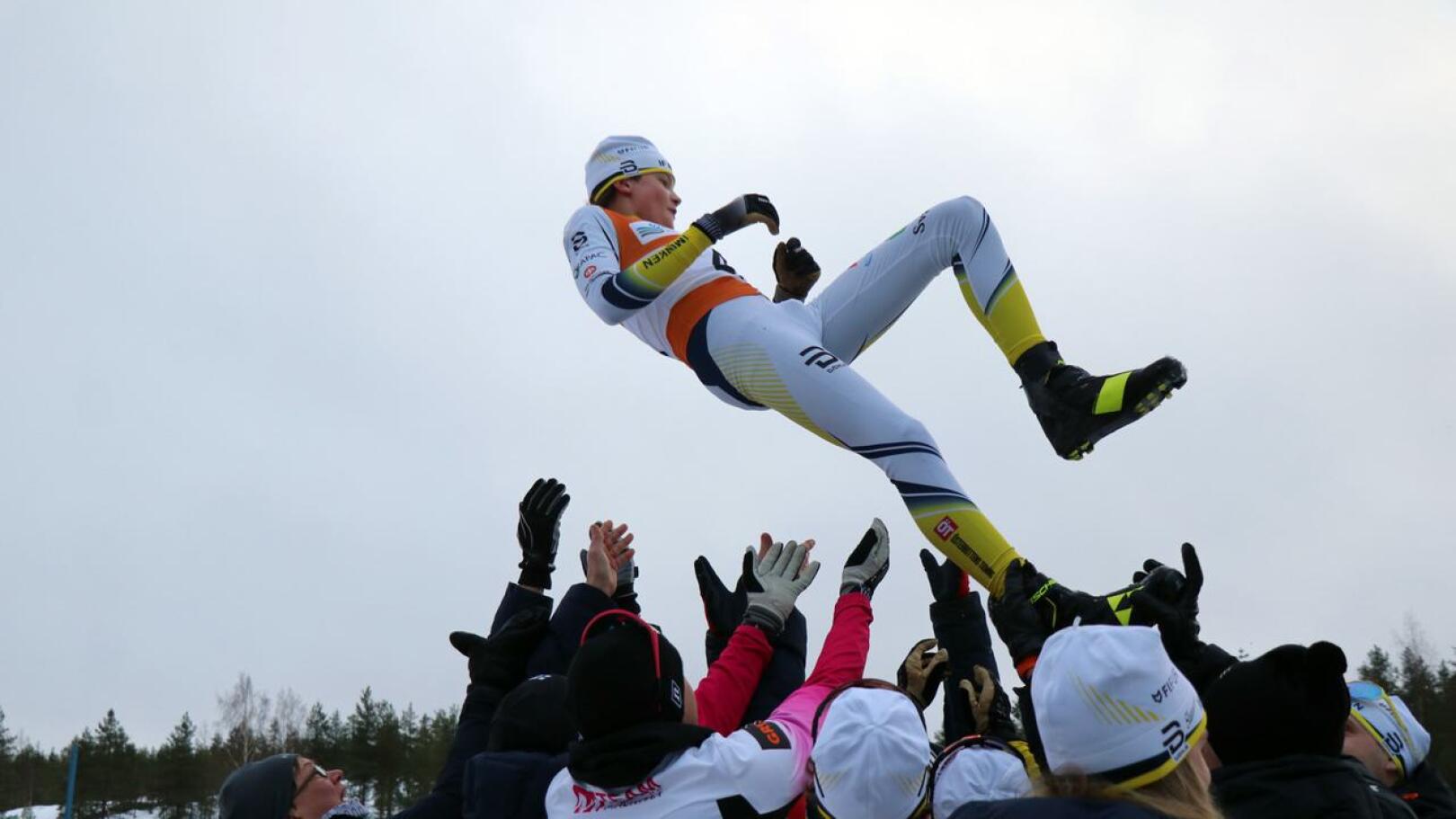 Uusikaarlepyy voitti Keski-Pohjanmaan maakuntaviestin A-sarjan. Ankkuriosuuden hiihtänyt Melker Wikblom sai asiaankuuluvan ilmalennon saavuttuaan maaliin. 