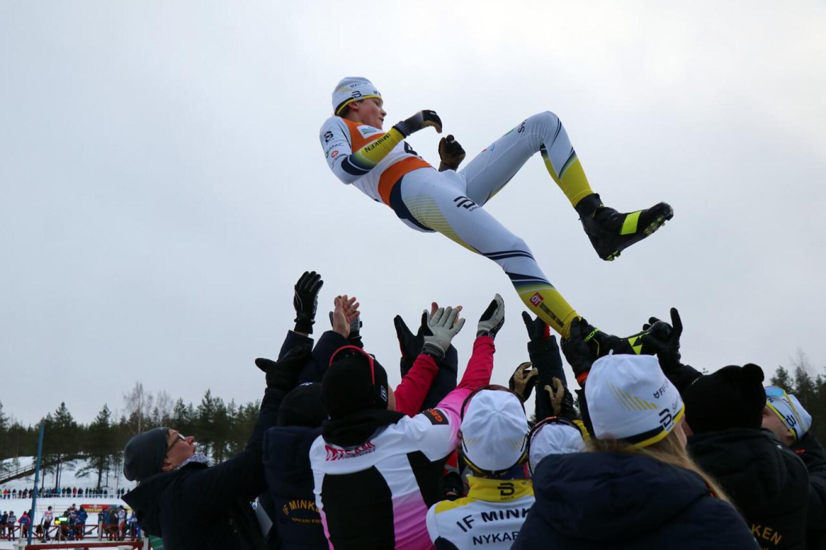Uusikaarlepyy voitti Keski-Pohjanmaan maakuntaviestin A-sarjan. Ankkuriosuuden hiihtänyt Melker Wikblom sai asiaankuuluvan ilmalennon saavuttuaan maaliin. 