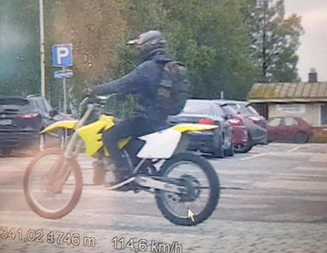 Poliisi kaipaa havaintoja tästä keltaisesta motocrosspyörästä, joka kaahasi poliisia karkuun lauantaina iltapäivällä Kalajoentiellä.