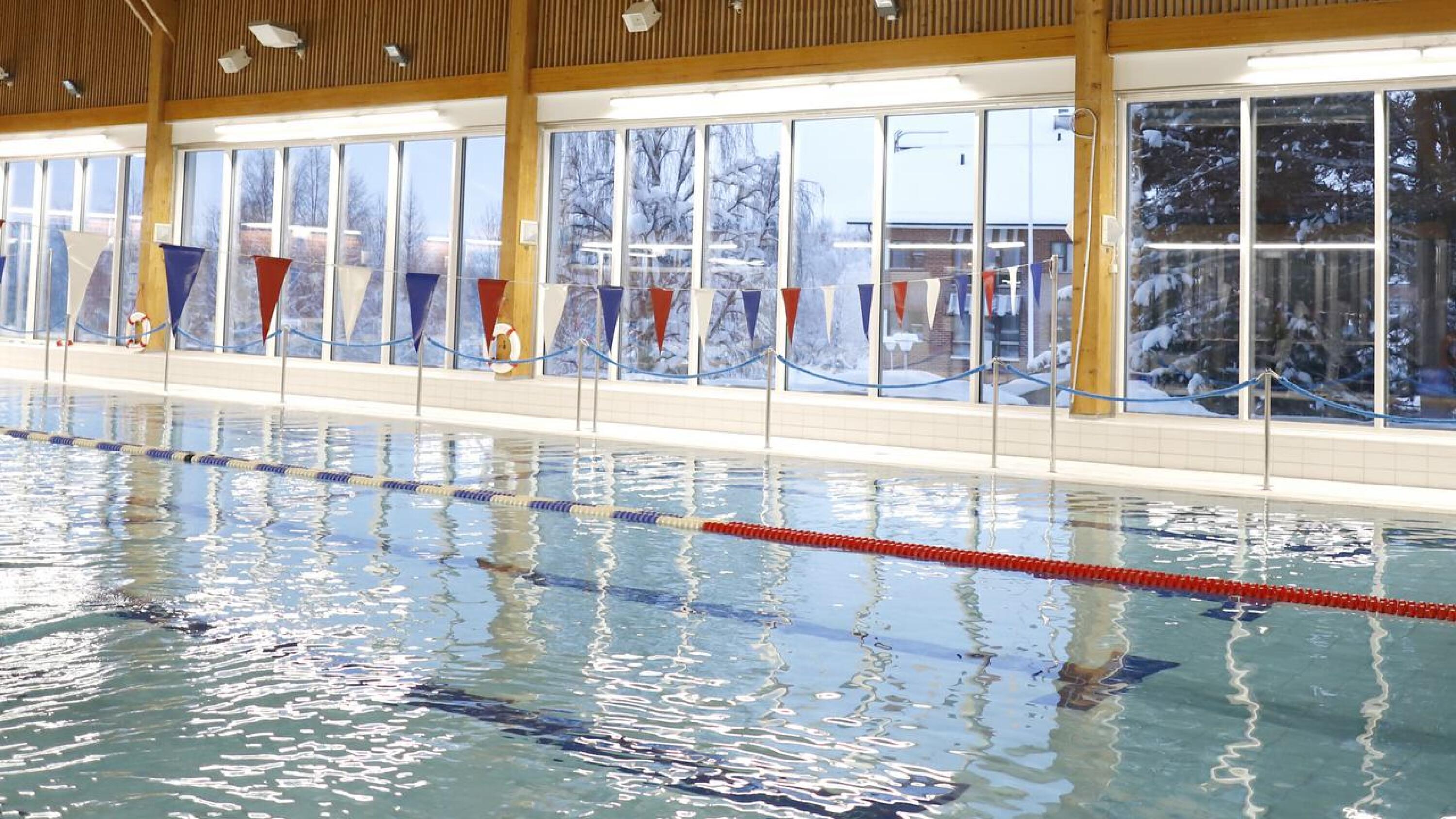 Pohjois-Suomen avi lopetti liikuntapaikkoja koskevan sulun 8. tammikuuta. Kuusamon uimahalli oli asiakkaille auki jo tammikuun ensimmäisellä viikolla Pohjois-Suomen hallinto-oikeuden välipäätöksen perusteella.