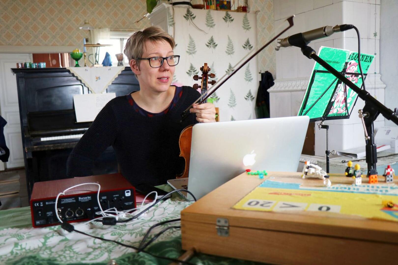 Näppäri-ope ja Perhonjokilaakson kansalaisopiston viulusoiton opettaja Siiri Virkkala on opettanut oppilaitaan kotoaan käsin etäyhteyksien avulla.