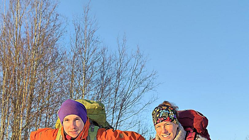 Jesper Holmstedt ja Camilla Sandström jakavat yhteisen ulkoilmaelämän työnä ja elämäntapana. Mukana retkille seuraa yleensä perheen kaksi koiraa, kuvassa Alaskan husky Laava, 2 v. 