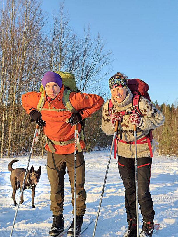 Jesper Holmstedt ja Camilla Sandström jakavat yhteisen ulkoilmaelämän työnä ja elämäntapana. Mukana retkille seuraa yleensä perheen kaksi koiraa, kuvassa Alaskan husky Laava, 2 v. 