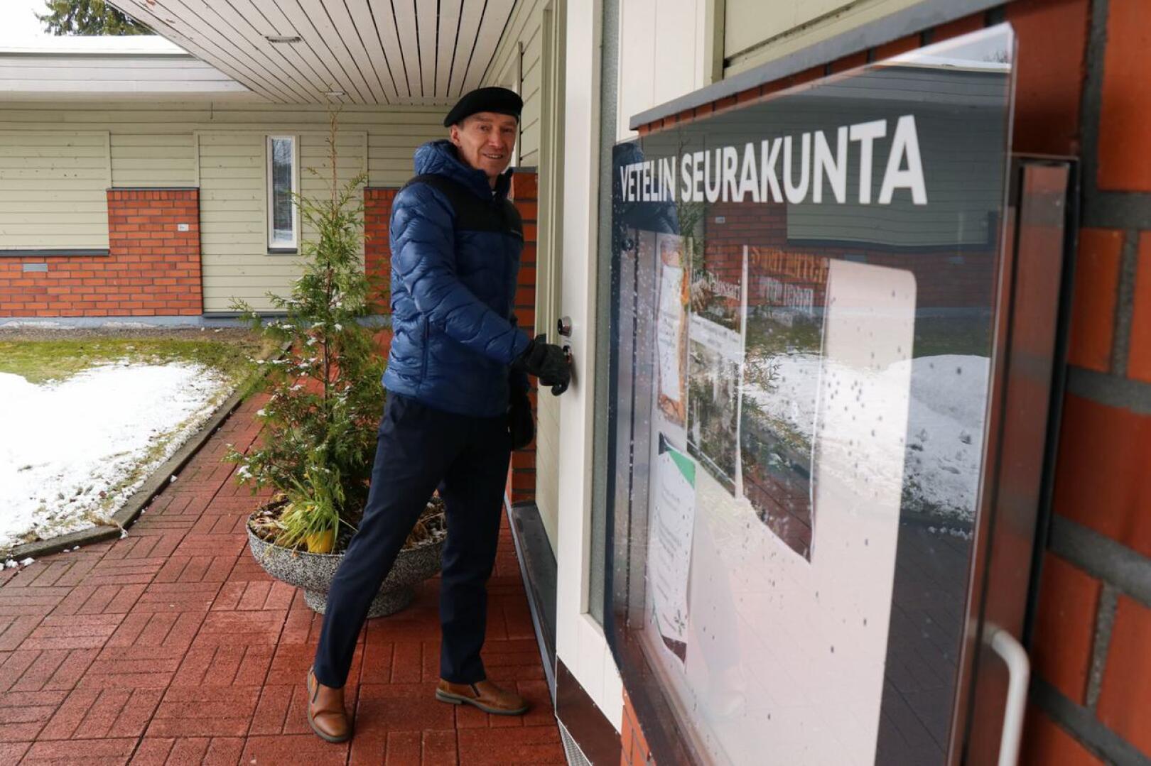 Seurakuntavaalien ennakkoäänestys päättyy lauantaina. Vetelin kirkkoherranviraston ovella kirkkoherra Vesa Parpala.