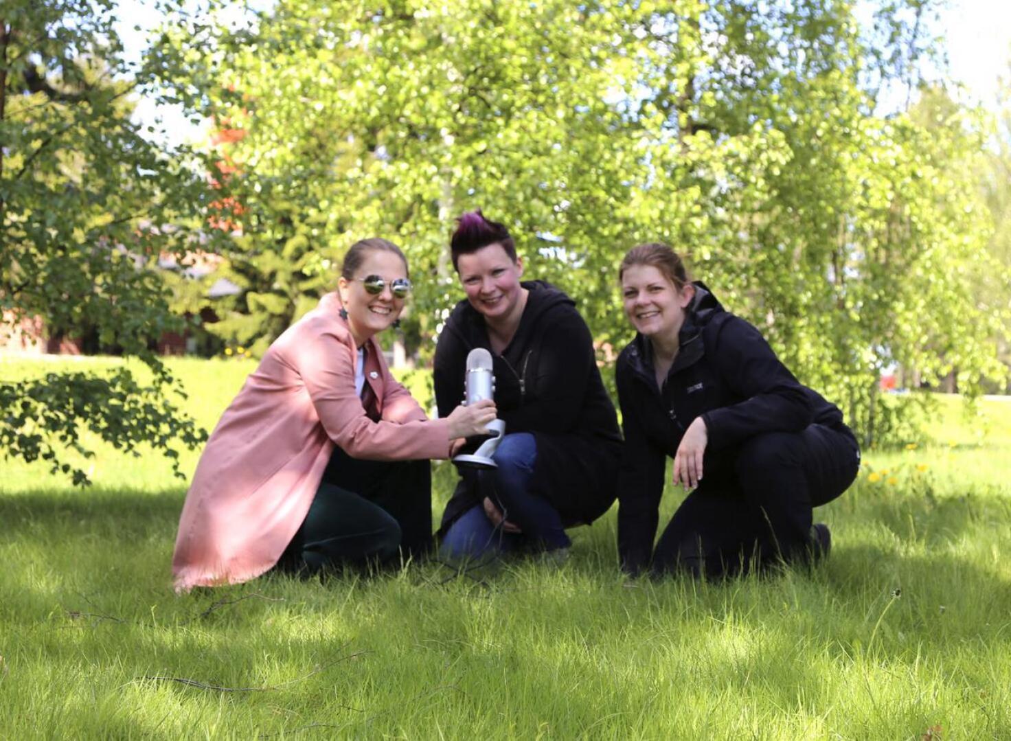 Kylähullut-podcastin kolmannessa jaksossa Saanan ja Sannin haastateltavana on maitotilayrittäjä Päivi Kaustinen (keskellä). 