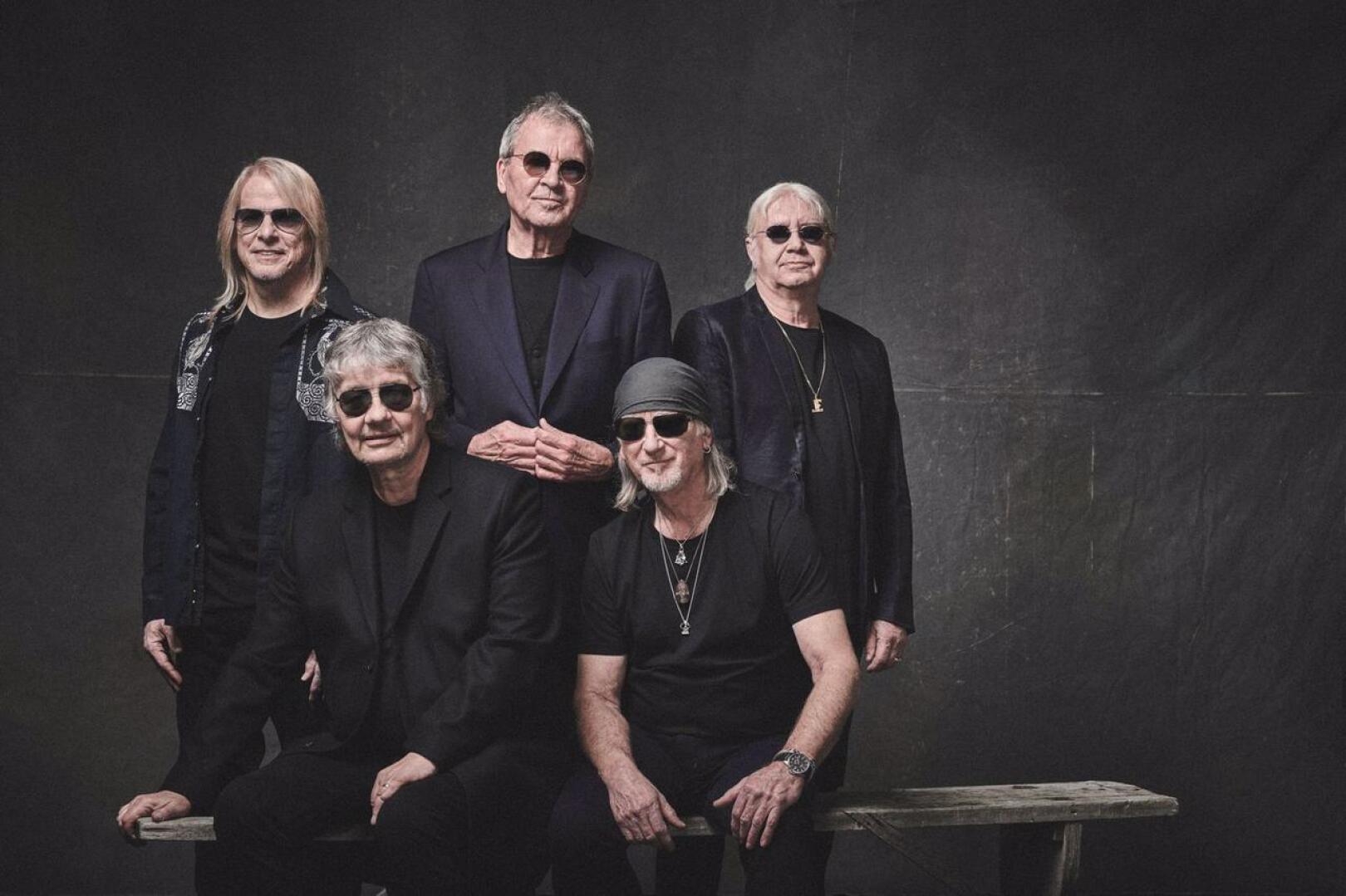 Deep Purple eli Steve Morse, Don Airey, Ian Gillan (keskellä), Roger Glover ja Ian Paice. Simon McBride tuuraa paraikaa Morsea. 