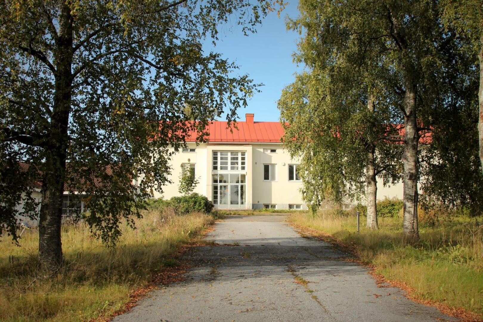 Markkulan palvelukeskuksen vuonna 1954 valmistunut päärakennus ja kolme muuta rakennusta myydään huutokaupalla Kaustisella. 