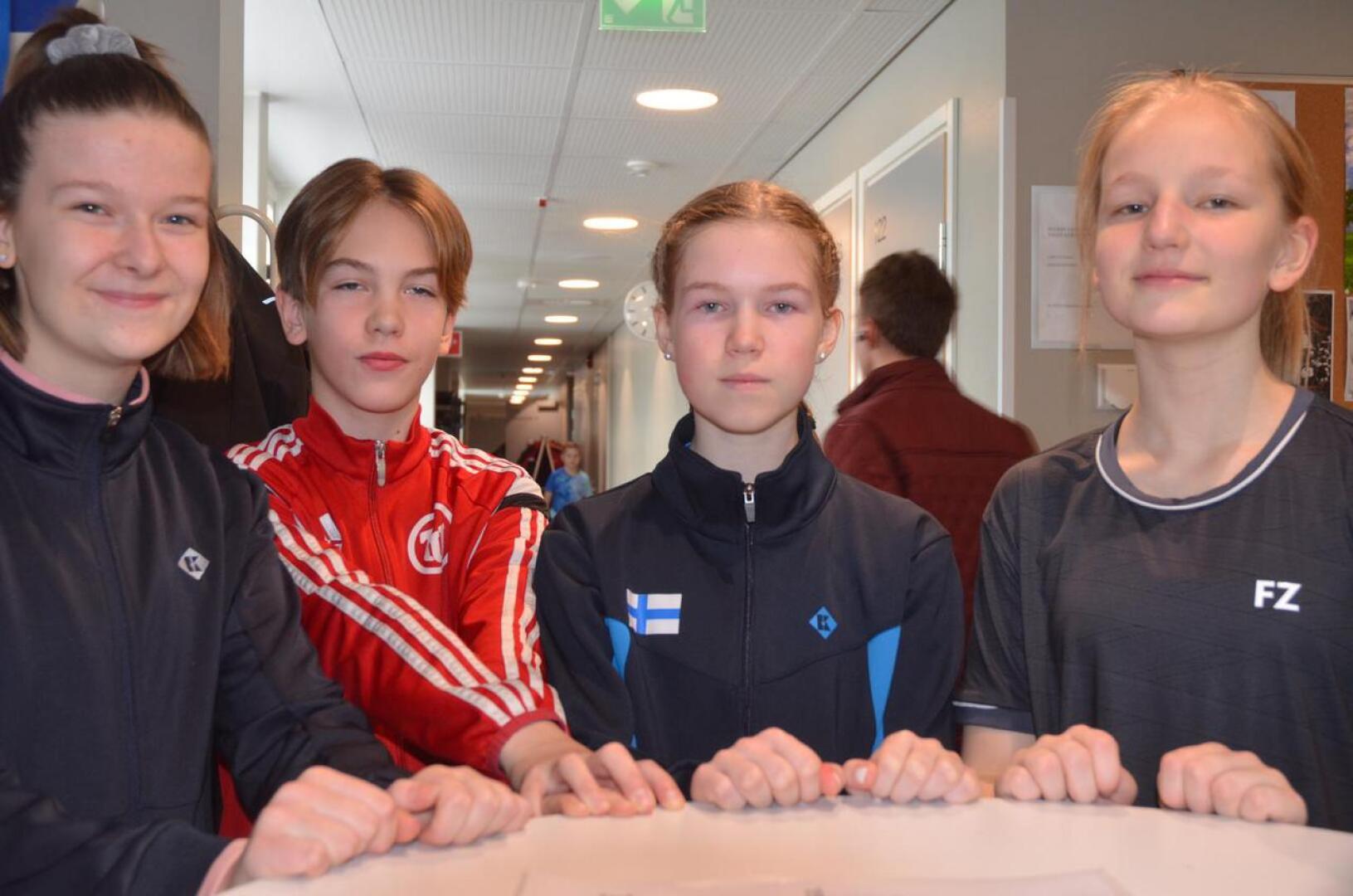 Kova nelikko. Eerika Laakso (vasemmalta), Severi Myllymäki, Henna Hukari ja Aino Ahokas kuuluvat sulkapallossa ikäistensä valtakunnan kärkikaartiin.