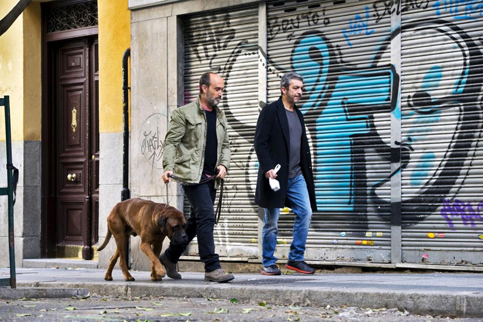 Ystävykset, espanjalainen Tomás (Javier Cámara) ja argentiinalainen Julián (Ricardo Darín), tapaavat Madridissa viimeistä kertaa.