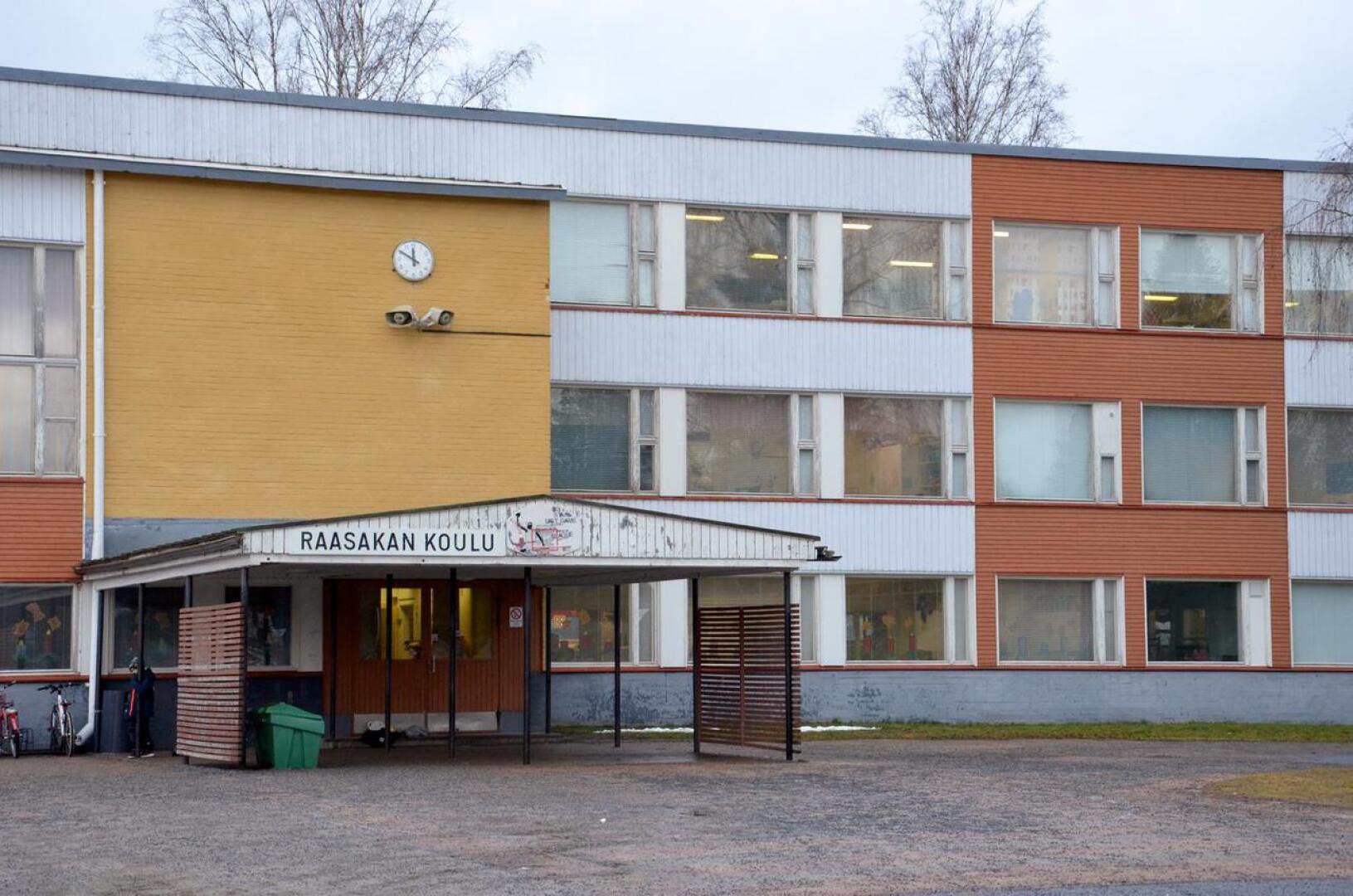 Vuonna 1960 valmistuneessa Raasakan koulussa on alakoululaisia kuluvana lukuvuotena 112 ja esikoululaisia 26. 